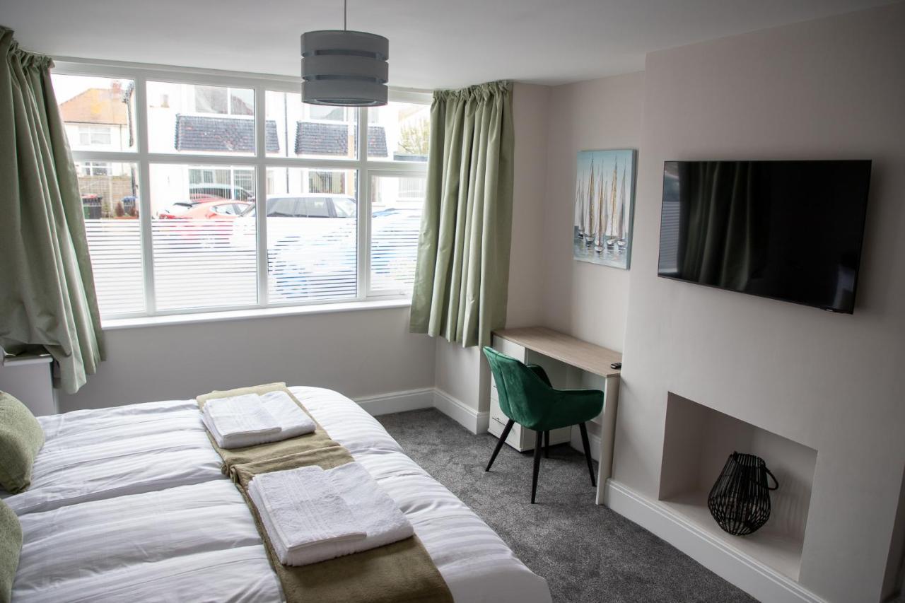 Wave Stays - Ground Floor Apartment - Outside Seating Area Cleveleys Exterior foto