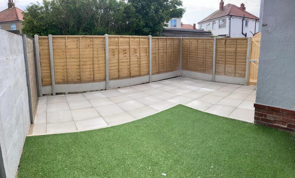 Wave Stays - Ground Floor Apartment - Outside Seating Area Cleveleys Exterior foto